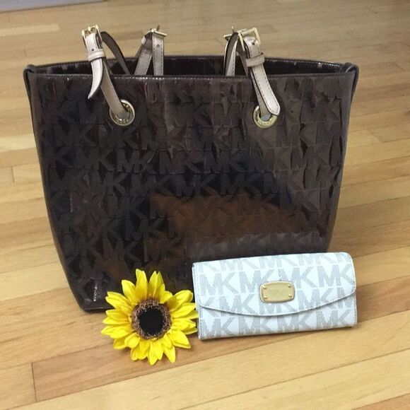 Michael Kors Handbags - 🎉 HP🎉 Authentic Michael Kors Tote